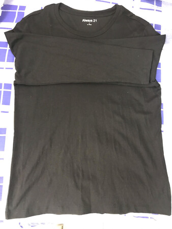 很喜欢这件衣服，厚度刚好，也不是特别薄，春天里穿很合适