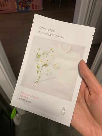 虽然是凑单买的，但是悦诗风吟的品牌很早就知道，但是购买还是第1次，感觉很不错，物美价廉，面膜用着很舒服，价格也合适，里边的东西特别多 面膜纸也很服帖，长期用应该有效果，以后再回购，赶上活动非常划算。后悔没有多囤一点，快点来活动呀，活动来了多多买