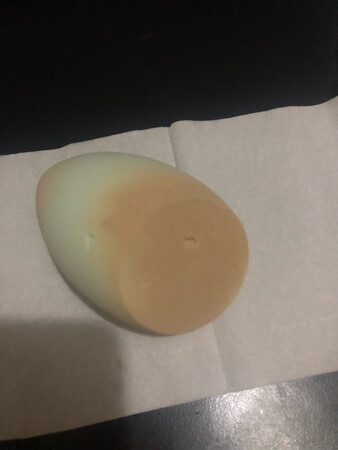 真是太难用了，吸粉老厉害了，洗的时候一使劲就掉海绵，太难用了，还天天都要洗，吸粉还那么厉害，图片是早上用清洗剂洗干净后用过的，吸粉是真厉害，膨胀的还特别厉害，差评！差评！差评！