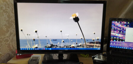 刷新率：60hz 一般
尺寸大小：21够用 带电视功能  虽然对自己来说没大用  可以接个机顶盒 偶尔看看电视 挺不错
其他特色：底部的螺丝不太好拧 
显色效果：没有坏点 没毛病