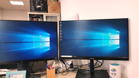 三星的屏幕没得说，一次连接成功，从此过上双屏生活。左边Dell，右边三星，Dell那个贵一千，但感觉不出来吧?