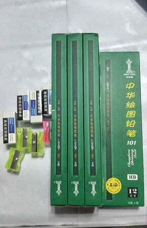 铅笔为现代人们文化生活中主要书写工具之一。木杆石墨铅笔在16世纪时起源于英国。17世纪德国建成世界第一家铅笔制造工厂。18世纪法国人研究**铅芯制造工艺取得成功，对提高铅笔使用价值得到重大突破，为近代铅笔工业的发展奠定了基础。19世纪俄、日、美等国家相继建立铅笔制造工厂。19世纪末，德、日、美等国家的铅笔先后输入中国，霸占了中国的铅笔市场。