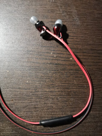 质量挺不错，音质很好，外观比较吸引我，已经使用了近一个月了，长时间佩戴耳朵会有痛感