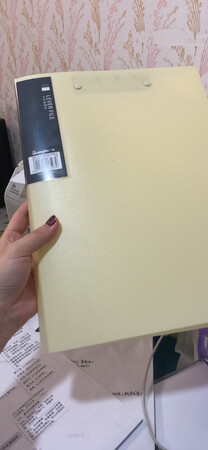 这个笔记本好软啊，摸着特别特别乱，除了那个塑料都觉得有点没有他用习惯以外，然后那个纸纸啊，那个叔叔的那个本子的那个封面啊，摸着特别舒服，手感特别好，我都舍不得写字了，快递也很快呀，真的就是隔天就到了，趁双11搞活动就买了很多，超出我的预想之外以后也会继续买。