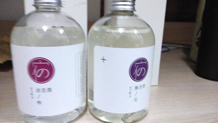 产品质感：轻透柔和的水质
适合肤质：油皮，痘痘肌，毛孔堵塞
产品香味：植物本身的香味（闻起来特安心）
使用效果：特别温和
补水效果：很棒，皮肤在呼吸
其他特色：携带轻巧