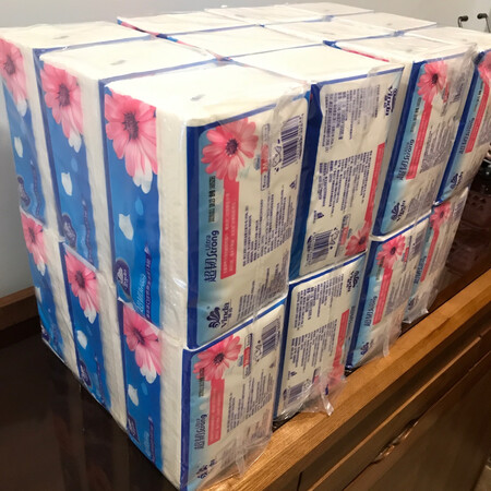 用过维达的抽纸后基本上也就蹲着这个牌子的活动了，纸张厚实，不掉屑，不粘手，湿水不宜破，不会粘的手上到处都是，细腻柔软，擦汗也不会粘在皮肤上，日常囤货，一下子买了两箱。包括其他厨房用纸、卫生纸、湿厕纸、湿巾纸现在都选择这个牌子的，希望继续做好