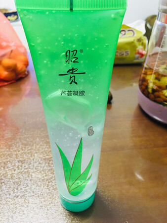 冬冬已收到，用了一下，感觉质地很细腻，比在韩国买的轻薄一些，擦在脸上的感觉很舒服，支持国货，必须五星