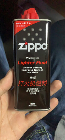 东西收到后包装完好，原装无误，发货很迅速，煤油闻起来味道不错，赠送的火石棉线也很不错，做工很精细，油很好，一点就着，棉芯也装进去了很好用，火齿也很好，很顺畅，不会卡，物美价廉，点火时很快，点烟时有火油的清香味，一瓶能用很久 满意的一笔购物