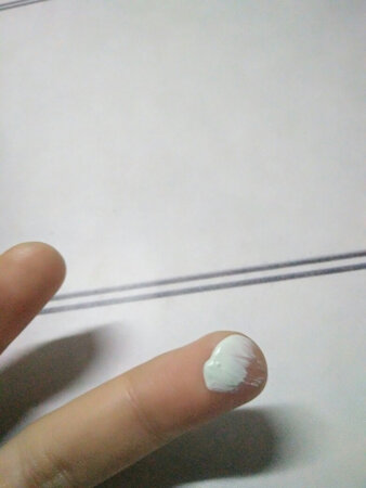 双11活动买的，也不是很贵 ，就买来试一试，因为我是油皮，不好买护肤品，但是！！！这个妆前乳也太好用了趴，我买的是绿色的，用完这个之后皮肤一点也不油，可以直接擦完后就不用擦粉底液了，这个有美白效果的