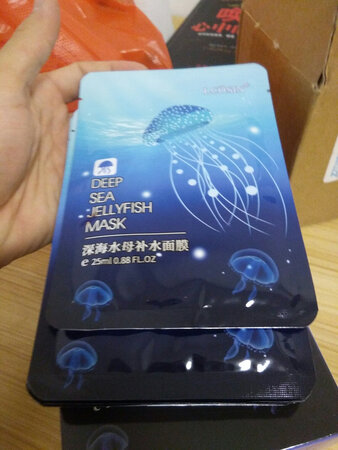 不说别的，就包装而言~很好，送了一小包睡眠面膜