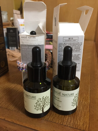 淡淡的果油味道，保湿效果后，用后皮肤保湿时间长，皮肤润滑，双十一前有优惠，补货两支，继续选用。