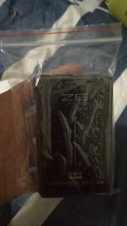 东西只能说还可以吧，一般般，DSD解码就是噱头，没有什么用，客服给的歌也一般，主要还是听无损的。2星给京东，不知道为啥没有皮套，明明清单里包括了皮套，实际没有，没皮套，而且连~也搜不到这个皮套，设备很吃灰，抠死了，只能自己拿个一次性袋子装，不装，真的很吃灰，体验感很差，一个皮套很贵吗？贵的话，你卖贵些啊，这样也能接受。再说说设备吧，感觉一般般，听歌也还行吧，跟手机差不多，几乎没区别，不建议购买，用手机听歌比这个更方便，更好。