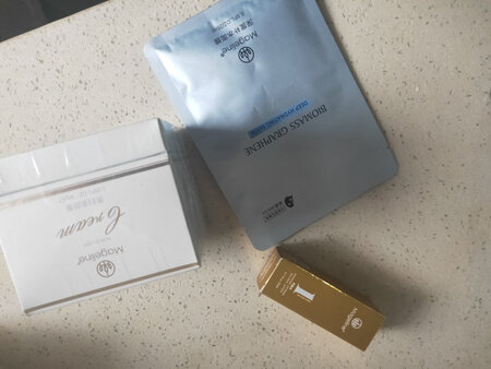真心好用，给满分
使用之前需要给皮肤补水，点涂轻拍，这样做比较好推开。
白的自然，过几分钟就吸收了，更看重这款产品的成分，天然而且有营养，
老祖宗千百年的使用，看得出效果和安全
对皮肤很滋养很好
用快两年了，早晚都用，皮肤真的白了，不是那种白的夸张啊
而且皮肤越来越健康，弹性增强更柔软了，离不开它了。我只用洗面奶洗脸，没有特别的卸妆，这点很适合懒懒的姑娘们。
囤货，性价比高，用着放心
