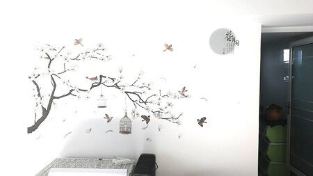 不错，白墙没有破坏掉，有漂亮的大幅的画我会再卖