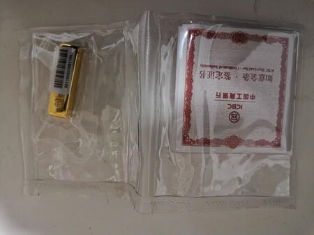 50克黄金，就是一个小棍，看着好好地小，但是拿在手里感觉很有重量。金灿灿的，还是比较好看的。