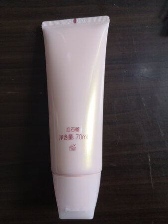 刚拿到手就迫不及待拆开了，有股淡淡的香味，好闻
