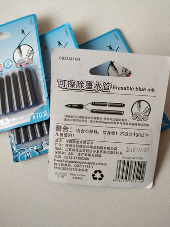 现在的学生用钢笔真方便，不用再背墨水瓶了，带着墨囊就够用！小学生要求用蓝色墨水，这款马培德的墨水书写颜色很正，已经买很多次了！