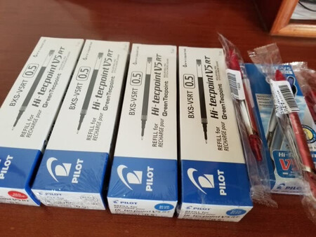 做工质感：做工非常不错，不愧是大品牌的笔
颜值包装：包装的好完美，没有一点损坏，用着安全放心
顺滑程度：丝般顺滑，写字特别的有感觉，值得拥有的一款好笔
手感：手感很不多，不是太轻，比较有质感，最主要的是写字漂亮才是最重要的
字迹粗细：粗细适中