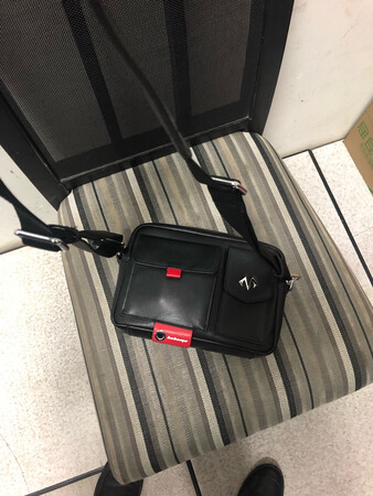 本来一开始收到手看到包包的时候是提了退货的，觉得太小了，有点太像女式包，幸好取消了，这几天背下来感觉真的不错，外形很好看，不浪费空间大小