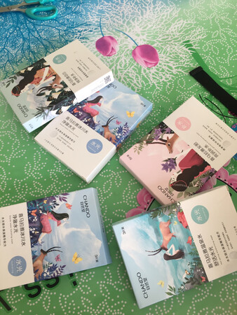 产品质感：水润肌肤，精华很多，很服帖！
使用感受：敷贴上很舒服，不用清洗，贴完轻拍精华营养吸收脸部，保湿滋润效果非常不错。
适合肤质：适合多种皮肤！
补水效果：补水效果真心好，脸部上妆后特别细嫩！
一直信赖自然堂这款面膜，购买了好多年了，美白补水保湿面膜正品??！味道也不错哦…??