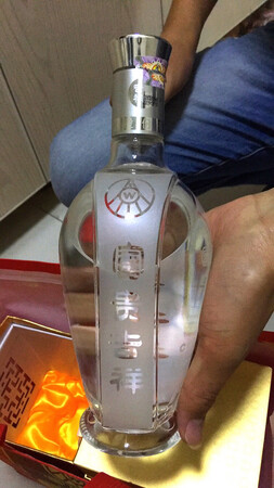 五粮液，大牌子值得信赖，买的时候有活动，家里人自己喝的，这酒的包装比较精美，收到货的时候完好无损，打开盒子，比想象中的包装也好，看上去很高档的样子，酒的口感不错，主要不上头，酒质量不错，味道纯正，还会再次购买的，价格也实惠，大大的好评，京东快递也很快。