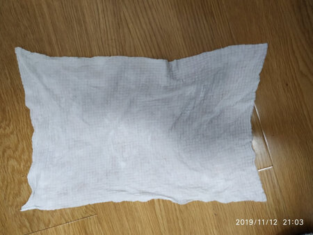 买这个压缩毛巾其实是为了平时出门备用的，方便携带也卫生，收到货很惊喜，糖果似的的包装，颜色醒目，浸水后厚实也大块，用起来感觉很不错，可以参照图片。京东物流很快，日常可以囤货的各类用品在双十一这种活动力度比较大的时候购买还是很划算的，愿京东越来越好，会一直支持下去的。
