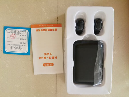 做工质感：做工还行
音质音效：音质较好，接电话对方声音较小，偶有断续
舒适度：有三个耳帽，平时不惯戴耳机，戴上要适应一下
续航能力：刚收货，还没试过续航
其他特色：物流不满意，比预定时间迟了一天，到了配送站也没送