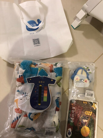睡袋颜色鲜艳图案靓丽，最关键的是轻薄，现在这个天气用很好，不会像棉花一样硬硬厚厚的，保暖的同时还是希望宝宝能睡的舒服一点，这款就很好，带脚套，适合爱动的小宝宝
送的温度卡，安抚玩具和小绘本很赞哦，可惜不是小恐龙的玩偶，是一个小汽车的，质量还不错。
总体搞活动的时候买划算哦，可惜我家宝宝穿着还是稍微显小了，明年就穿不了了
