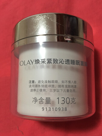 产品质感：用起来滋润而不油腻，皮肤摸起来滑滑的嫩嫩的，
使用感受：都买了两盒了，感觉不错，还会回购。
适合肤质：任何肤质
补水效果：补水效果非常好、明显
贴合效果：服帖不油腻
其他特色：质量放心，物流很快，放心购买。