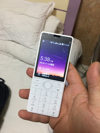 外形外观：外观白色的感觉更好看点
屏幕音效：一般般
拍照效果：没有拍照
运行速度：为没啥软件，肯定没压力，功能机而已，想什么呢
待机时间：貌似应该挺强的
其他特色：拿着它就能清心寡欲，摆脱手机的纠缠