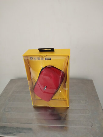 外形外观：很漂亮，中国红，很喜心，提神。
做工质感：很精致，小巧玲珑。携带方便。
音质音效：很好。高音洪亮，中音混厚，低音清晰几乎无杂音。
安装难易：方便。我年过八十，从包装盒里拿出usB电源线接上电源就能操作听文艺台节目了。经儿媳指导接通蓝牙也行了。
其他特色：物流神速，快递小伙服务周到，送货上门。客服人员，热情耐心，屡问不烦，还帮忙请专业人员给予指导，请代为谢谢！包装严实精美，安全可靠。