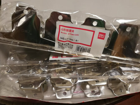 宝贝收到了，这款山形夹子真的很不错，做工很精致，外形也很漂亮，我很喜欢。在京东商城购物真是令人愉快！快递小哥很辛苦，晚上快九点的时候给我送过来的，北京的晚上已经很冷了，他们还在挨家挨户的送货，真是令人感动啊，希望给他们发奖金！