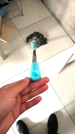 这条拖把很不错，这个拖把不像一般的拖把，拖把伸缩的时候非常松，很容易拖着拖着就缩短了，特别难用，她不一样，这个拖把的伸缩部稳定的很紧，洗拖把的时候拧水什么的也很方便，收快递的时候特别快，今天下午买的，明天中午就到了，京东快递特别给力