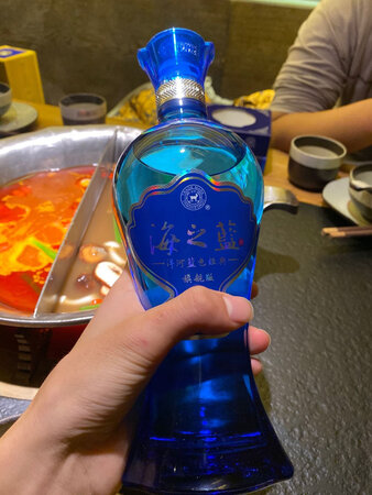 习惯在京东买东西了，京东发货速度很快，物流也快，包装完好无损，最晚隔天就能送到家门口，快递小哥服务态度好，送货上门，各方面都很满意。酒喝着不错，很绵柔，小酌一口，口齿留香，喝了不会上头不会头痛，很适合朋友聚会。温馨提醒:此酒虽好，可不要贪杯哦!请适量饮酒