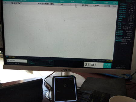 扫描平台的确是好东西不占地方也感觉用体重也适合数据线够大厚实，可以释放双手。用了差不多用有一个月才回来评价灵敏度开始用时相当好用拿产品码一晃就马上响反应出来。故障率也有少许时晃几次都不行平台灯也亮了不感应不出来。不知是什么原因？我这里是马路边灰尘大，但是我也每天清扫灰尘。