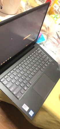 购买的时候对比了好几家，最后还是选择了这家，感觉性价比好高，而且显示屏大小也刚刚好，这个价格很公道，开机也就10多秒，安装了几款主流游戏很顺畅，一边下载，一边玩游戏，一边听音乐也不卡顿，朋友都说不错，问我要了链接也要买呢，物美价廉感觉很满意。