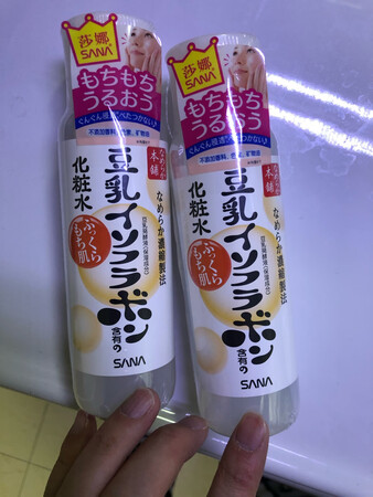适合肤质：我是一男的，不懂那么多花里胡哨的，我就是因为皮肤奇干无比，必须得用护肤水，所以买的，我也用过很多种护肤水了，当然是比较便宜的，反正我觉得这款是最适合我的，涂完脸也不会感觉很刺激，舒服。
补水效果：补水效果我觉得是ok的，我太干，一次直接吸收，其实涂两次对我而言感觉是最好的。
其他特色：我觉得这东西不仅保湿，还有美白肌肤和细腻肌肤的功效。