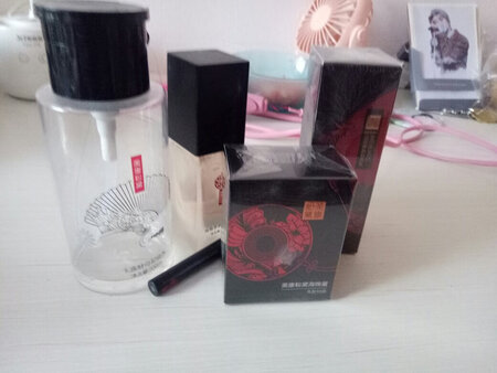 并没有送精华，买过他家好多东西，粉底液第二瓶都马上就要用空了，眼线笔也是第二支了，他家粉底液很适合油皮，这次的粉底液有点儿香香的，淡淡的内种，很好闻