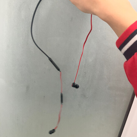 音质音效：非常好
做工质感：做工精致
其他特色：两只耳朵那里有磁力
舒适度：好
续航能力：续航能力完美