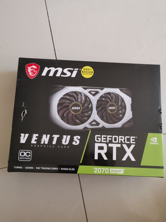 双11买的东西，15号刚刚收到，顺丰发的物流还可以，电脑的外观灯光都很漂亮，唯一遗憾的就是塑料板有裂痕，但是客服金牛小哥哥很爽快的答应补偿50元，很不错。而且一些技术问题回答的也很快速，点赞?