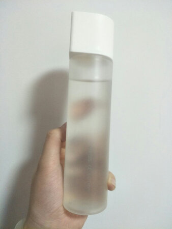 产品质感：瓶子的质感还不错，尤其是可以添加补充装的瓶口，感觉十分环保嗯
适合肤质：我是混合性偏干的敏感肌，使用效果非常不错，感觉很保湿，也没有过敏的现象，个人觉得很适合我的肤质。
使用效果：很不错，很喜欢，也很耐用，瓶口的设计非常棒，可以很好的控制用量。