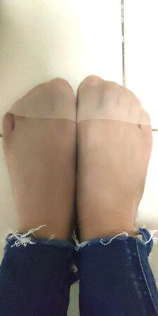 丝袜宽肥的狠，穿在脚上乱扭。而且上面不透明的那块面积不均匀，还大，穿单鞋时会漏出来。