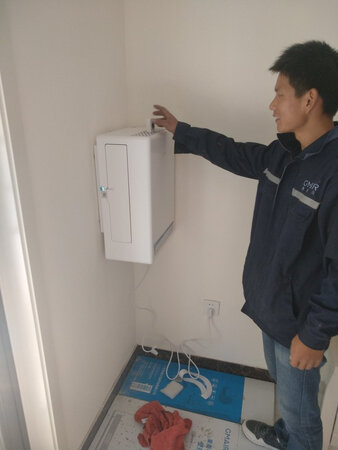 安装师傅很细心，非常的好，客服人员也非常热心 很满意的一次购物。