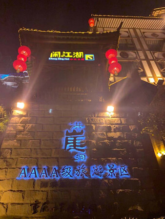 京东快递神速！四个小时到货！自拍杆质量很好