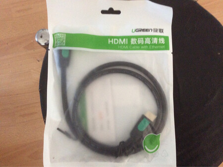 从京东第三方卖家买了根HDMI线，安上后看视频确实比电视盒子自带的线要好清晰度也要高