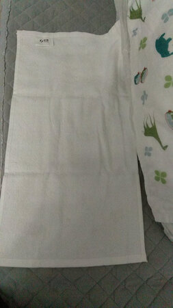 这款面巾对于婴幼儿来说，没有那么柔软，但不影响使用。一面是光滑的，一面是普通面颗粒状，设计的非常好。是纯棉的，这个牌子的产品质量是有保证的。图案也非常漂亮，宝宝这个指指那里戳戳，认了老半天，也喜欢上洗脸了，自己还尝试了一下挤毛巾。