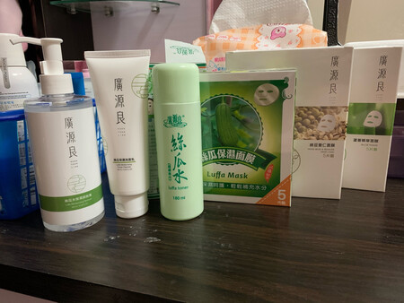 产品质感:舒服。
使用感受:第一次使用是同事从台湾回来带回来的分享,水份很足,做面膜很舒服,现在京东购买,希望效果和台湾的一样。
适合肤质:油性敏感肌肤,应该也可以用。
补水效果:水份挺充足的。
贴合效果:听贴合的。