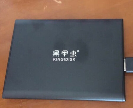 外观材质：金属磨砂感手感很好
体积容量：大小正合适320G
传输速度：USB3.0传输速度贼快
使用场景：家中存照片用的要求不高
其他特色：美观耐用:硬盘由于存储结构的特殊性，使用需要非常小心，磕了碰了都有可能丢失数据，而黑甲虫硬盘有坚硬的金属外壳，在硬件上的安全性则非常有保障。完全可以应付生活中更为复杂的使用环境，在震荡、跌落等环境中有与生俱来的优势。