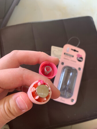 这个吧挺小巧的，很轻，拿到东西有点不太值的感觉，耳勺处以为是软的，其实是硬的，电池还以为是大电池，其实是小电池两块，一宁就开需要对好，灯光还不错，款式也是比较好看的，我不会掏耳朵都是孩子爸爸给掏。只带一个透明的小冒头，收起来也方便不哩哩啦啦的。孩子爸爸说用着还行