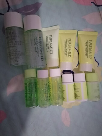 一直在京东自营店买东西，产品质量好，物流速度快，快递小哥服务态度好，泊美的东西好用，补水效果好，无异味，香味很喜欢，送了很多赠品旅行装，很实惠！